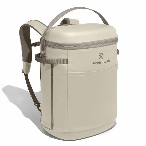 carryouttm-backpack-22-l-b0 18pco114-carryout-backpack-22l-oat-angled_1.jpg