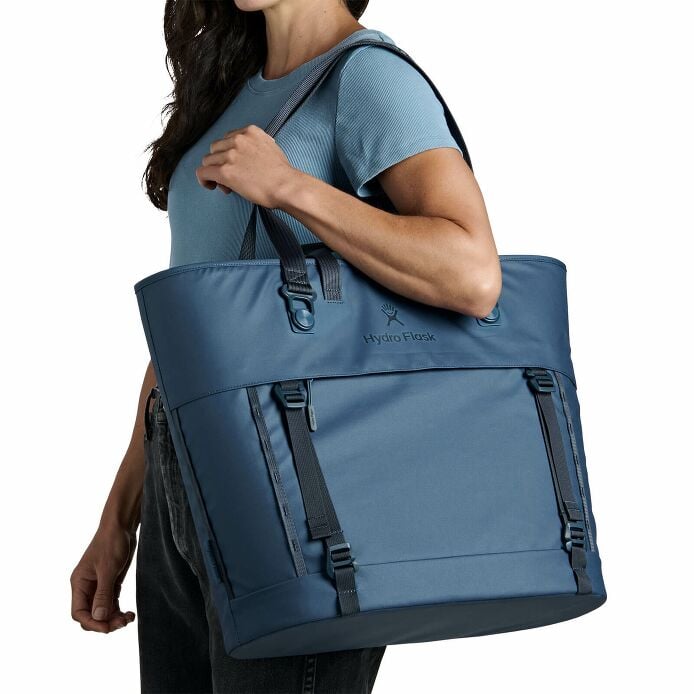 carryouttm-soft-cooler-tote-30-l-w3 250815_hydro_s26_hb_14614_2.jpg