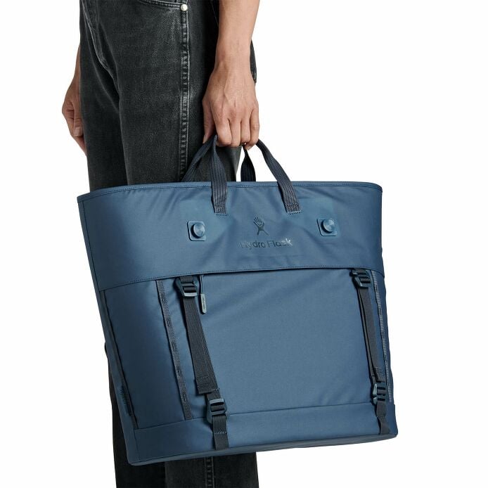 carryouttm-soft-cooler-tote-30-l-w3 250815_hydro_s26_hb_14619_2.jpg