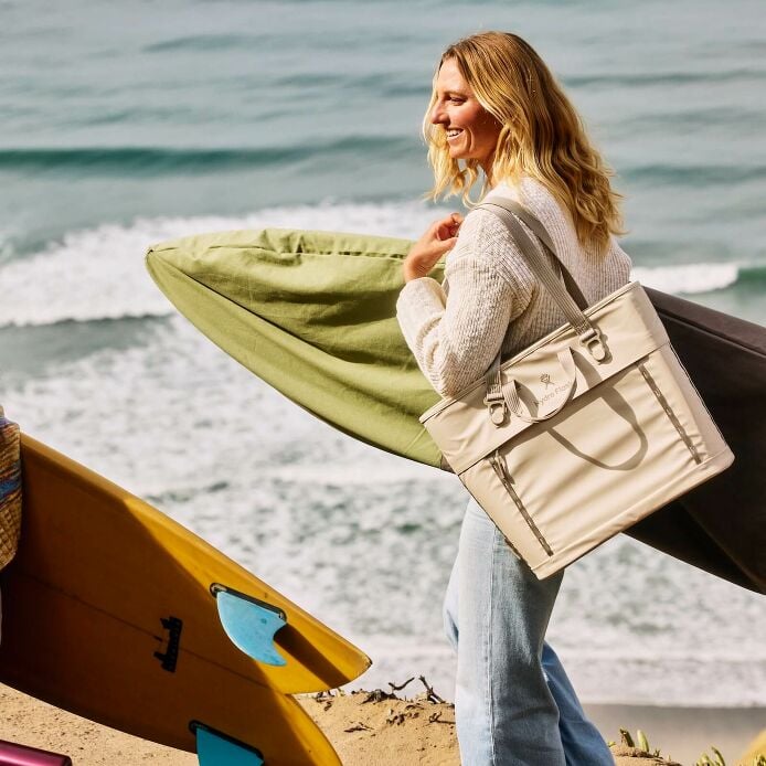 carryouttm-soft-cooler-tote-20-l-z1 hf_carryout_bouwer_d1_l1_torrey_pines_lifestyle_1142_1_1.jpg