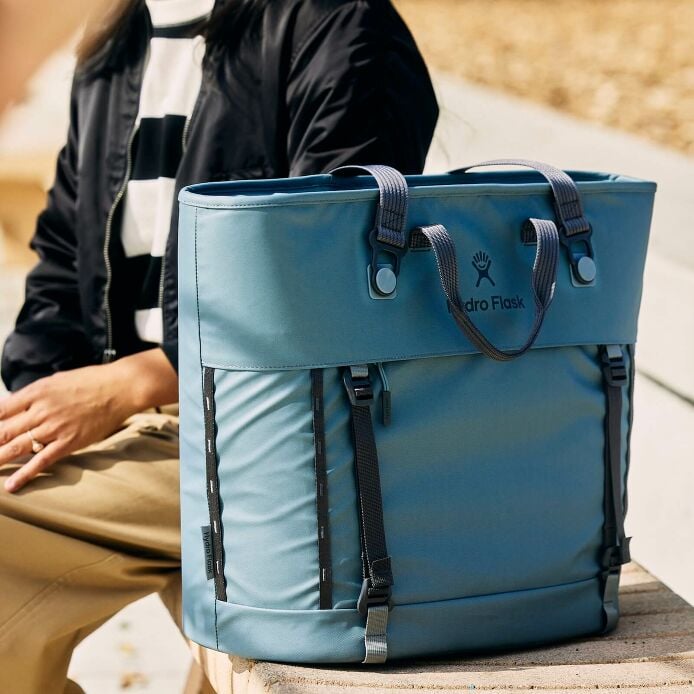 carryouttm-soft-cooler-tote-30-l-w3 hf_carryout_bouwer_d2_l2_parking_soccer_1930_1_1.jpg
