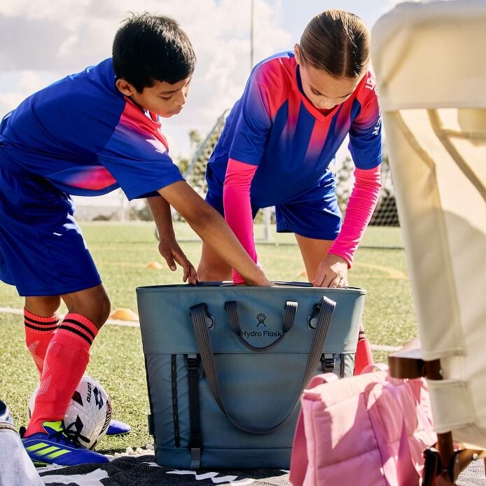 carryouttm-soft-cooler-tote-30-l-w3 hf_carryout_bouwer_d2_l2_parking_soccer_2454_1_1.jpg
