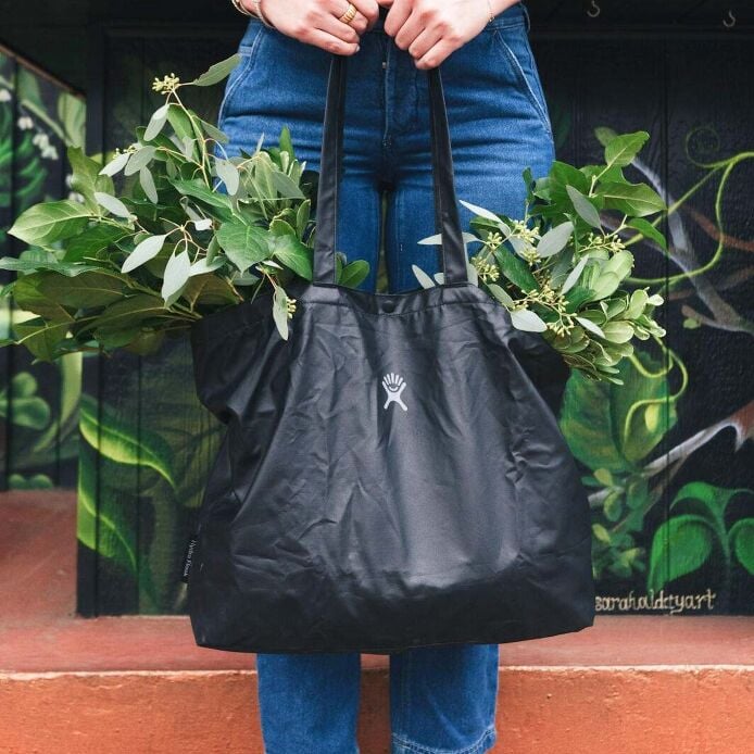20-l-tag-along-tote-q6 s25_tagalongtote_post_3_1_1_1.jpg