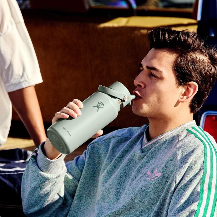 32-oz-wide-mouth-with-flex-straw-cap-a2 s25_tailgating_brouwer_exp-2028-06-01_04-6336_1__5.jpg